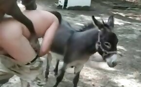 Moreninha fudendo com dois safados pistoludos - donkey, videos with beastiality